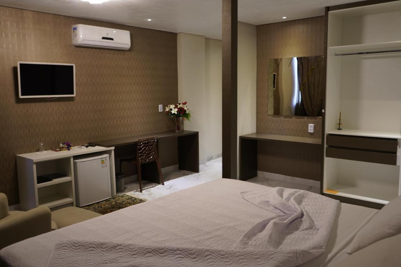 Suíte com Cama King-size e Banheira de Hidromassagem