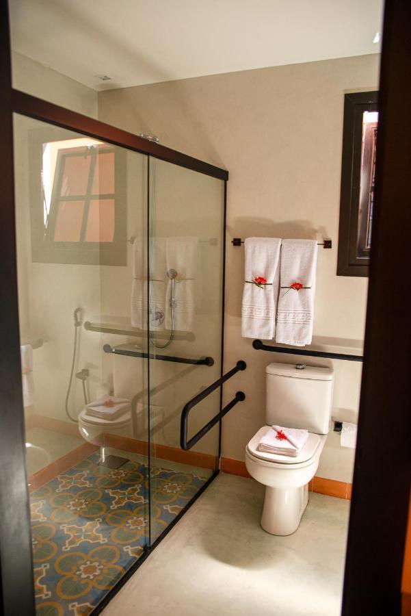 Suíte com Cama King-size e Vista da Piscina