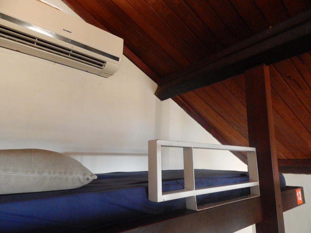 Bett in einem klimatisierten Schlafsaal mit 8 Betten für Männer