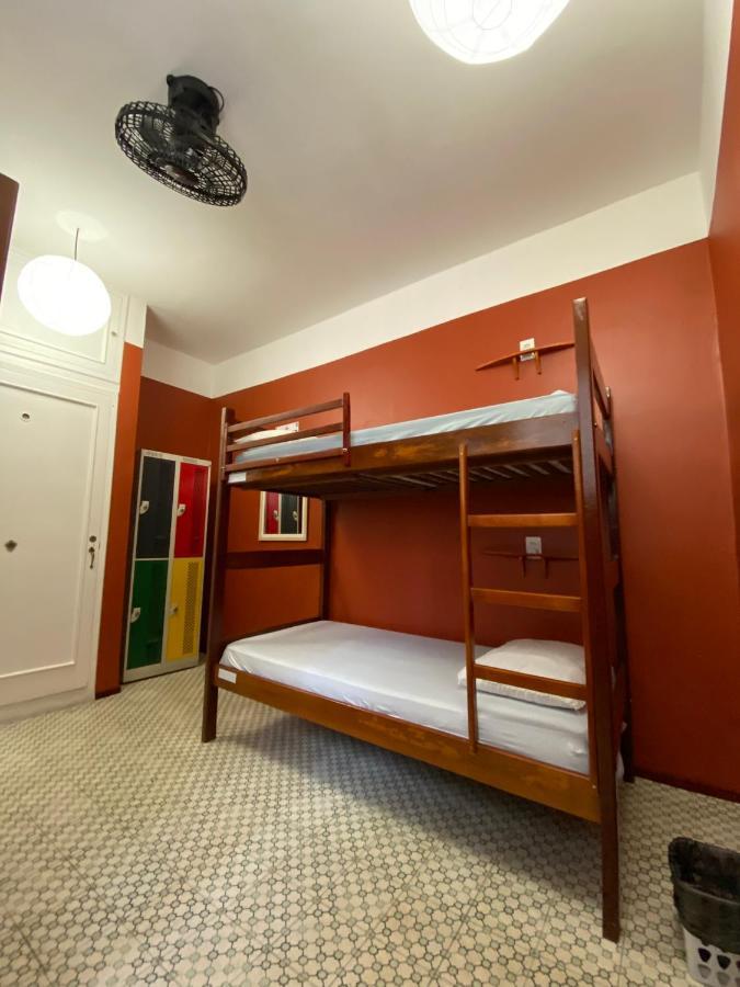 Cama num Dormitório Misto com 4 Camas