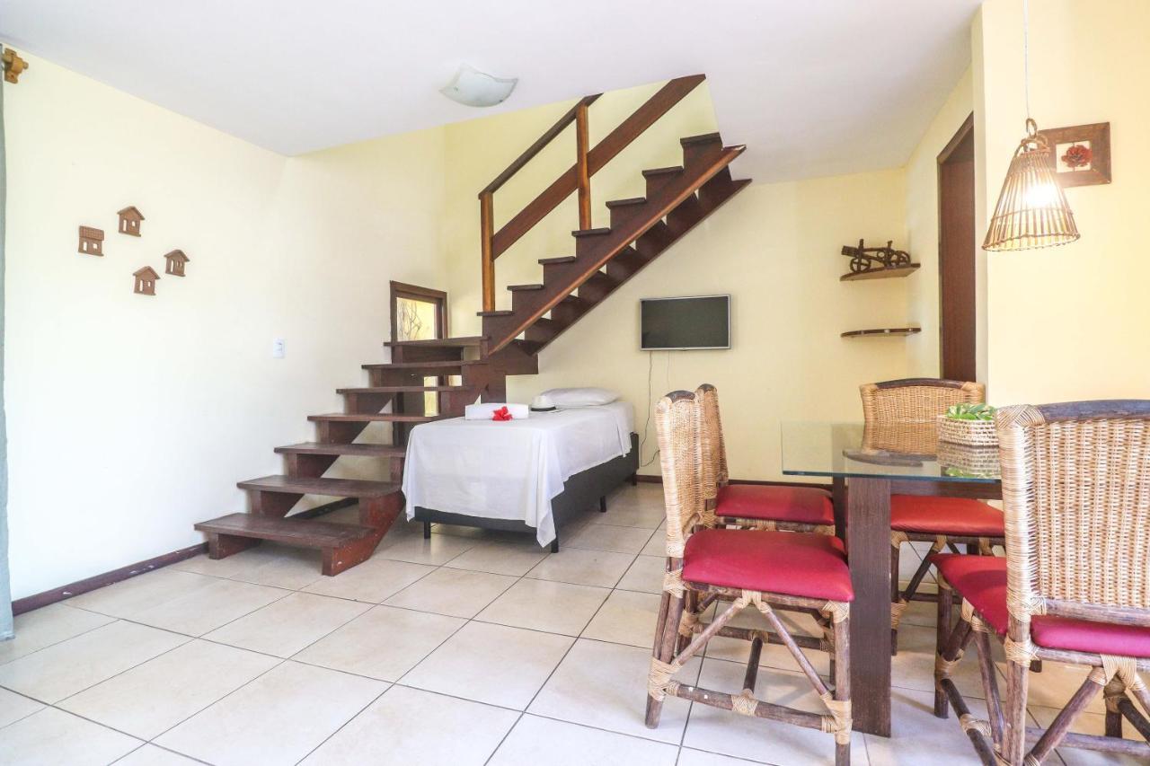 Apartamento de 2 Quartos - Duplex com Vista da Piscina e Varanda