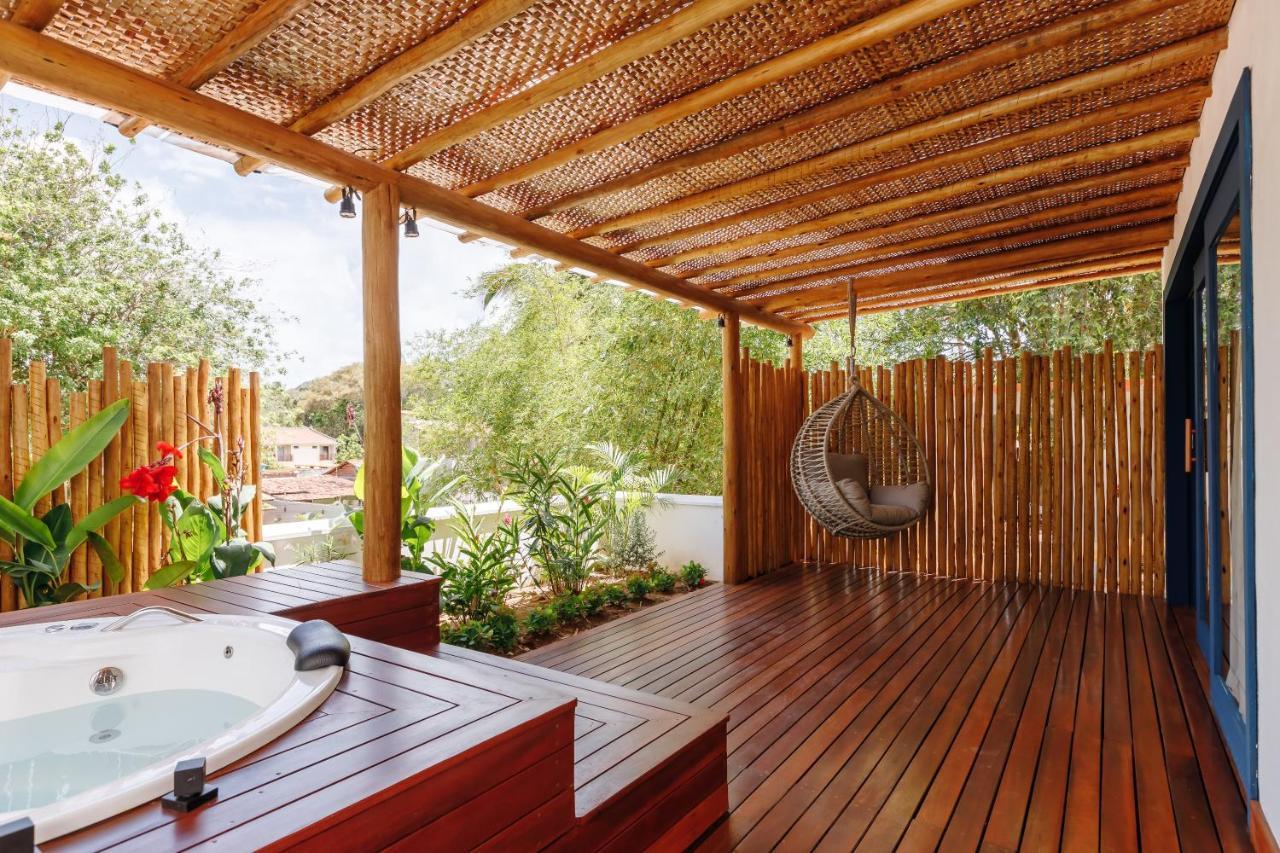 Quarto com Cama King-size e Banheira de Hidromassagem