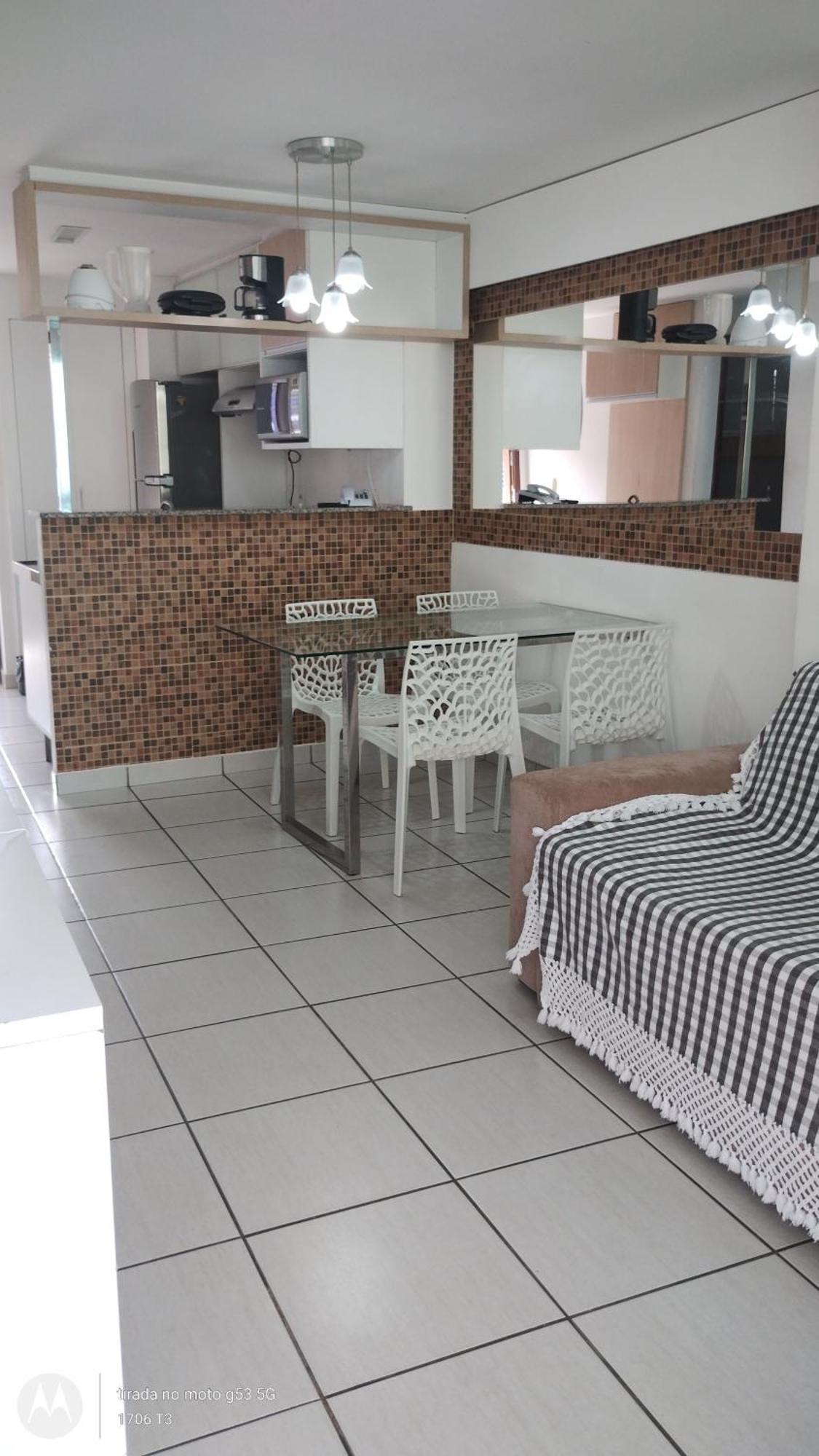 Apartamento com 2 Quartos - Varanda e Vista Mar