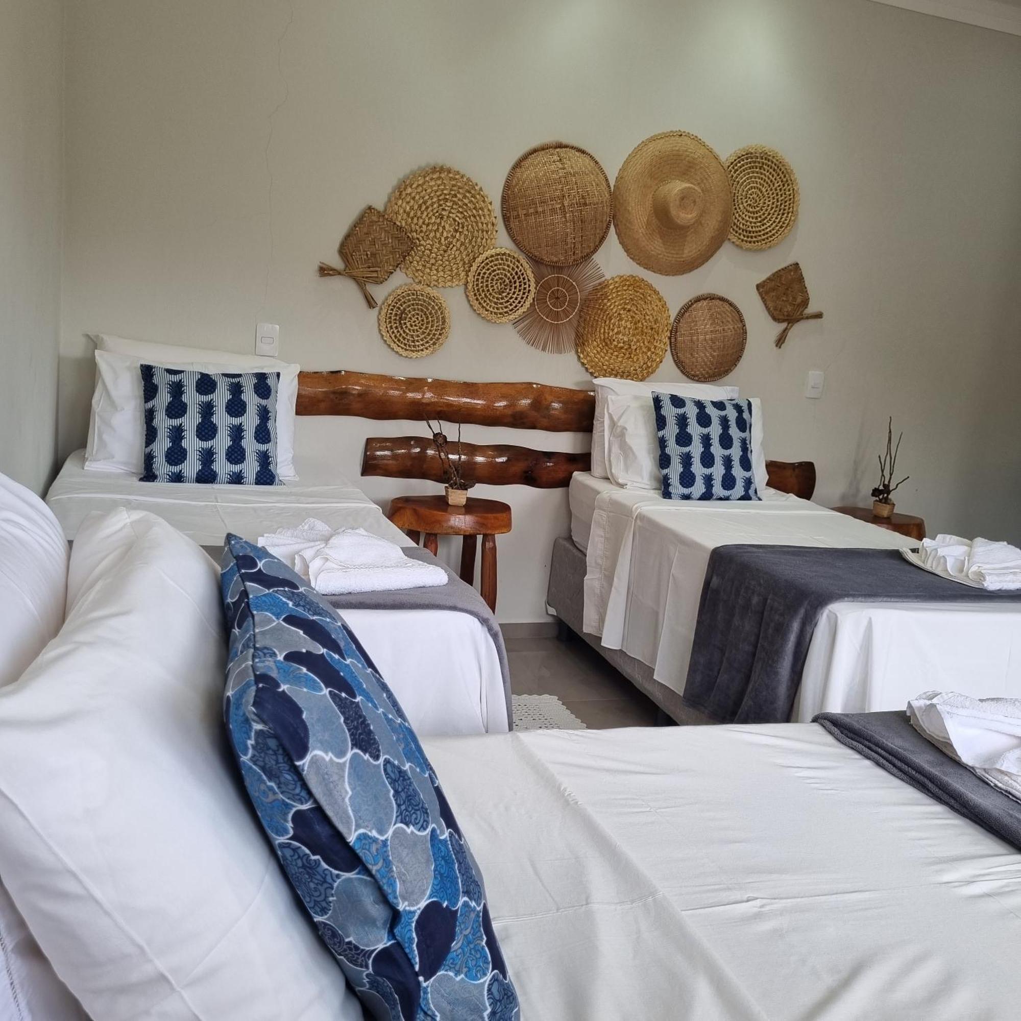 Quarto Triplo com Vista para a Piscina