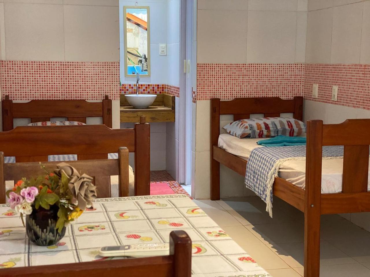Quarto com 2 Camas de Solteiro e Banheiro Privativo