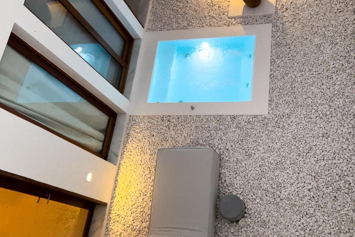 Suíte com Cama King-size e Banheira de Hidromassagem