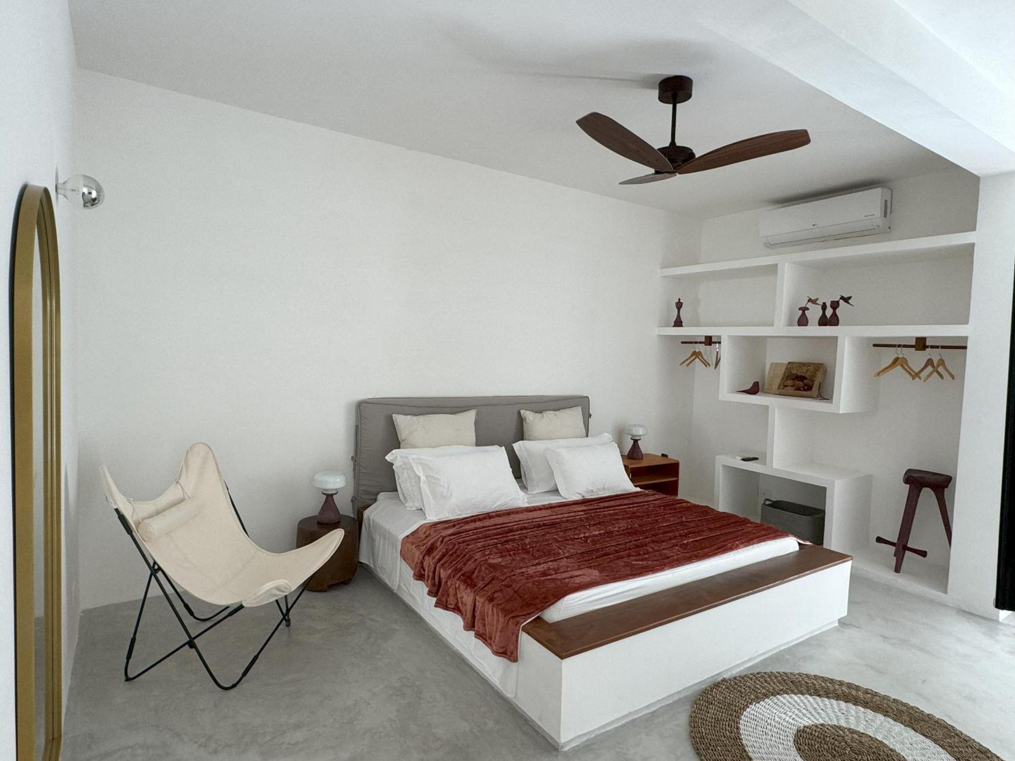 Suíte com Cama King-size e Banheira de Hidromassagem