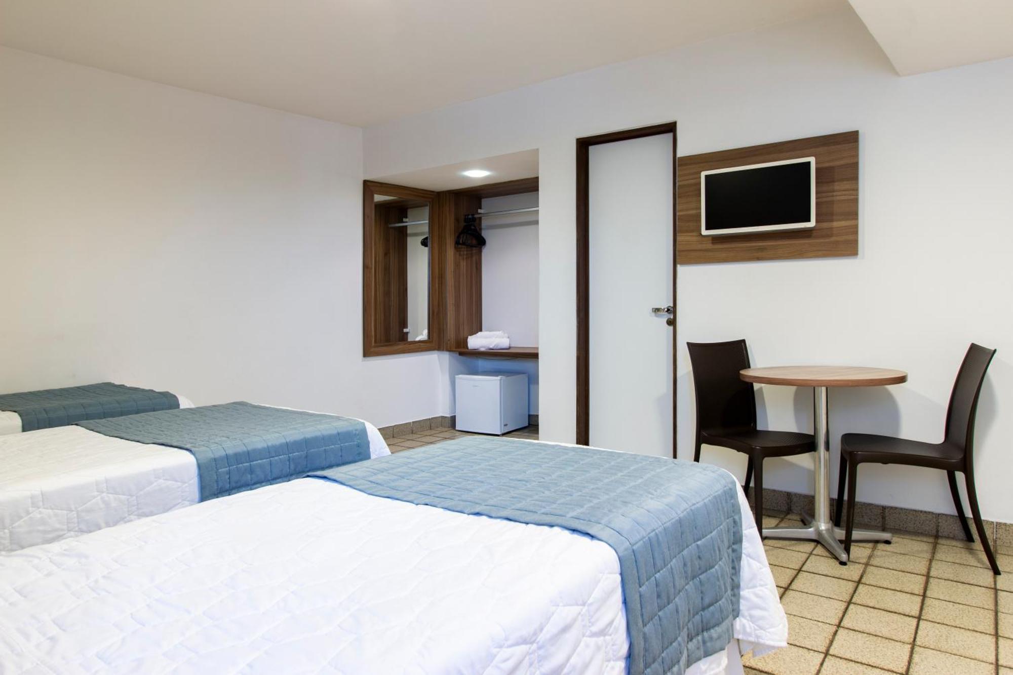 Quarto Triplo com Banheiro Privativo