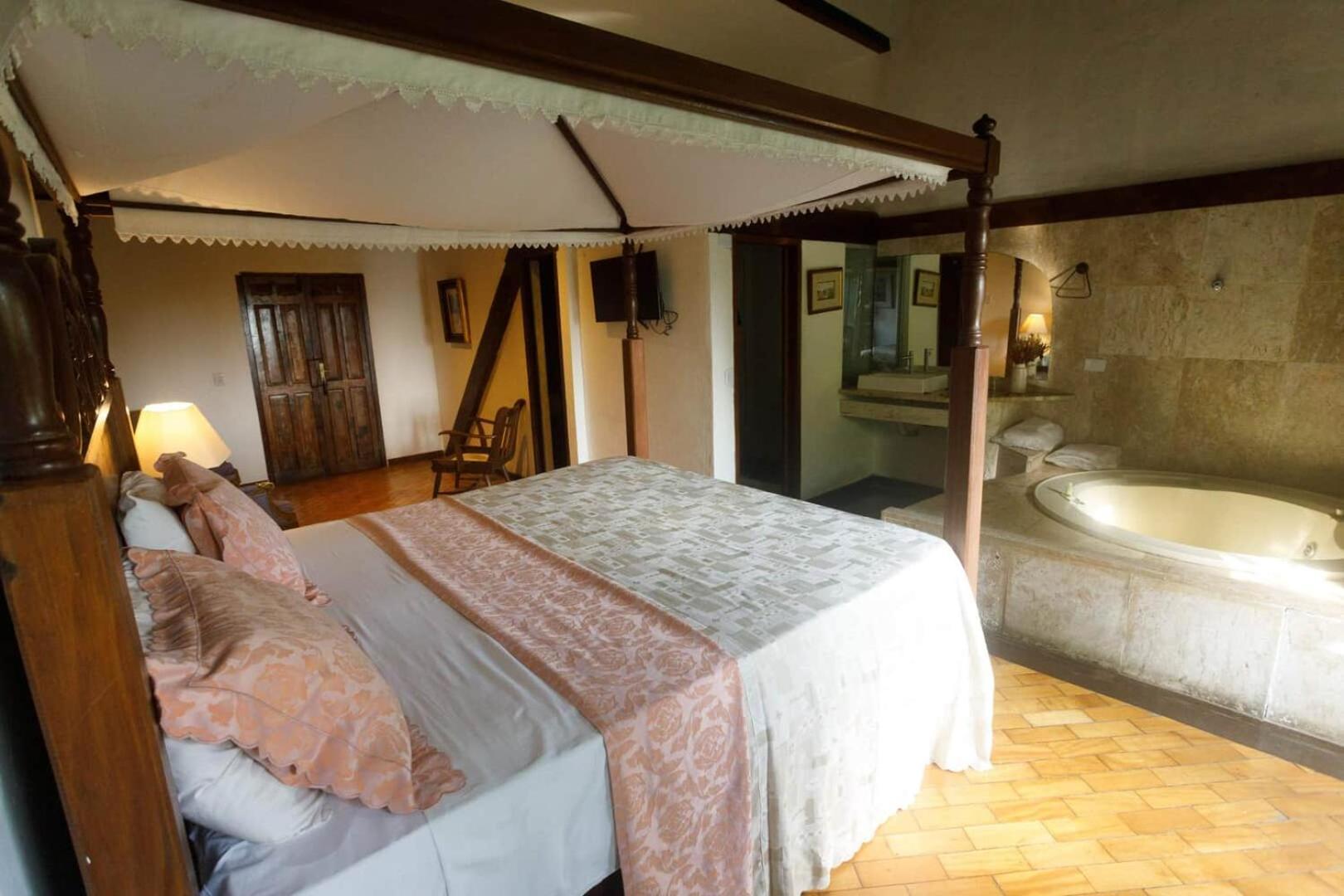 Quarto com Cama King-size e Banheira de Hidromassagem