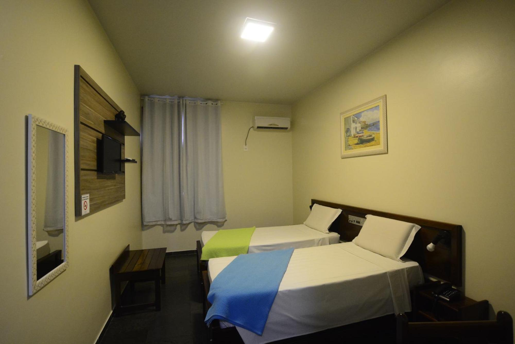 Quarto Grande com 2 Camas de Solteiro