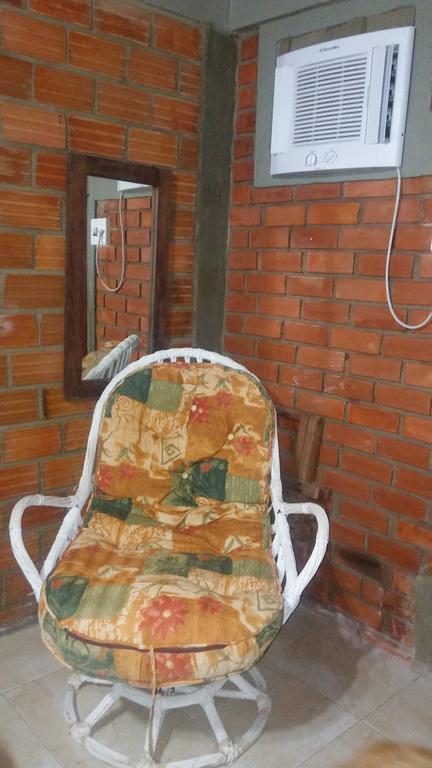 Quarto com Cama King-size e Vista do Jardim
