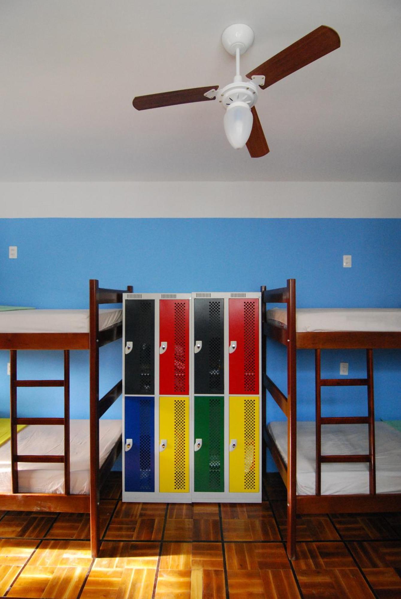 Cama num Dormitório Misto com 8 Camas