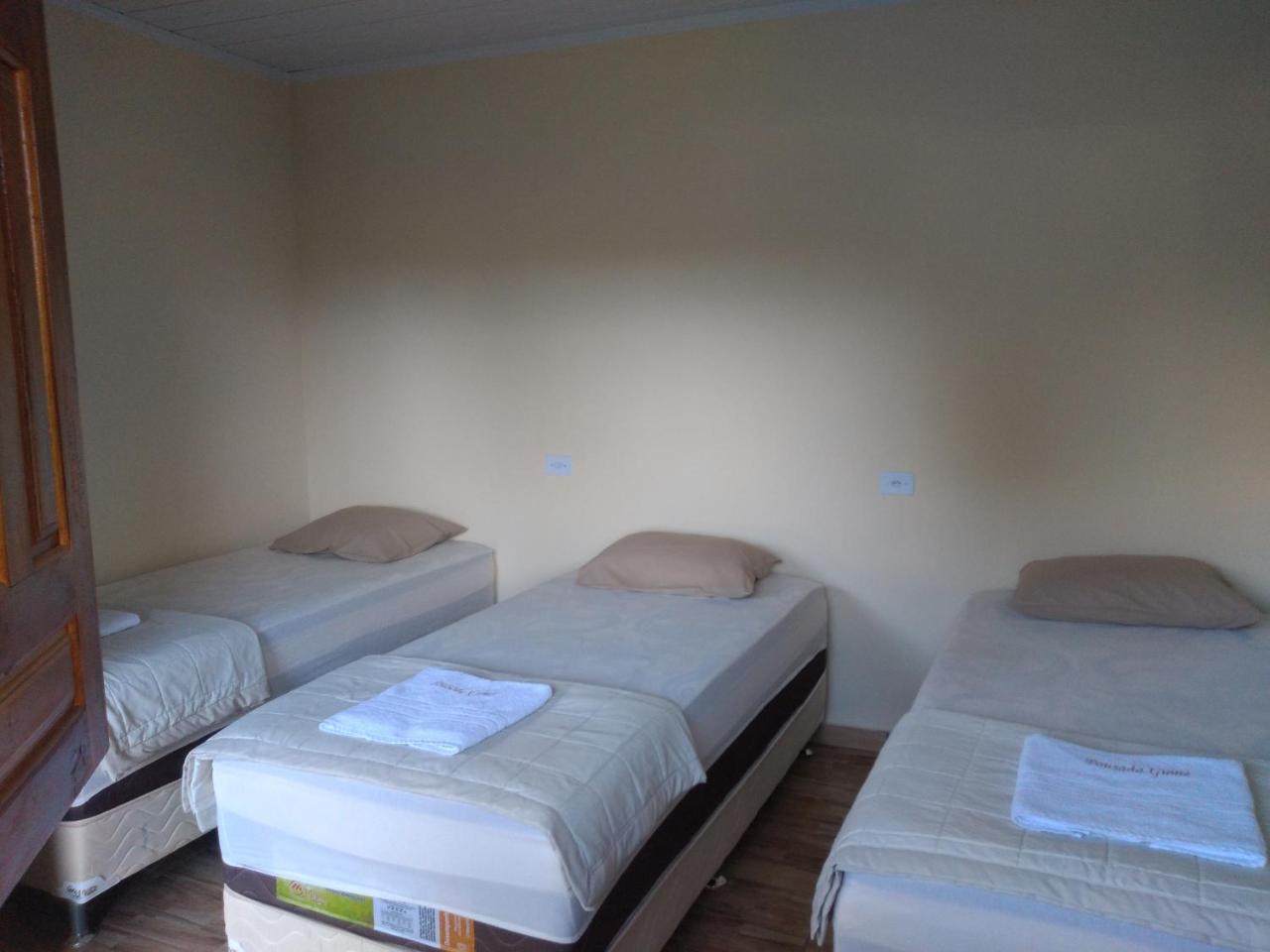 Quarto Triplo com Banheiro Privativo