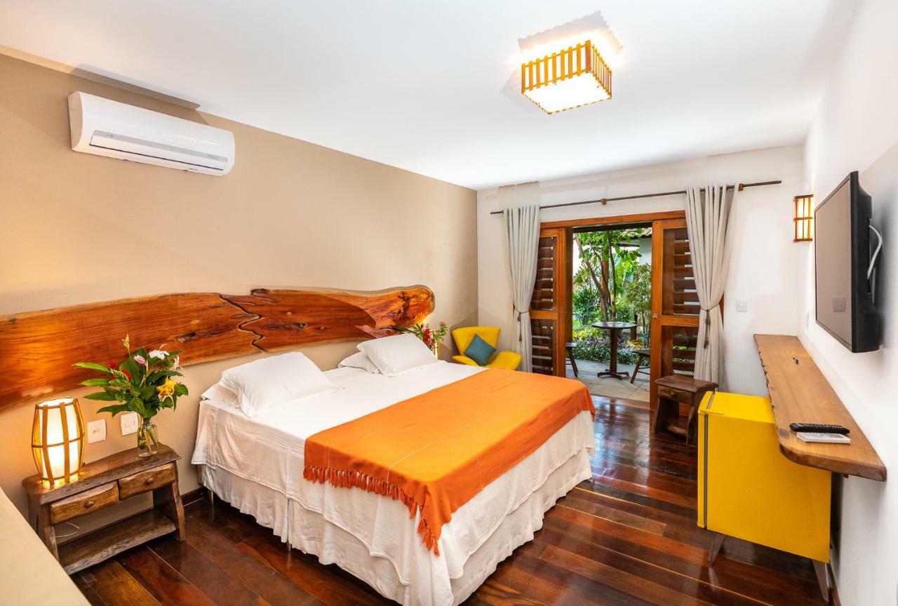 Quarto com Cama King-size e Banheira de Hidromassagem