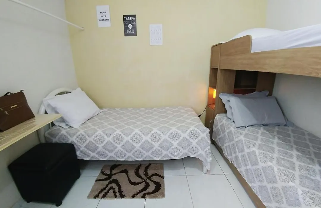 Quarto Individual Para 3 Pessoas Em Ap Compartilhado-1