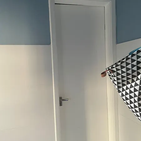 Quarto Proximo Aos 3 Circuitos Do Carnaval! Lindo, Confortavel E Com Varanda!-3