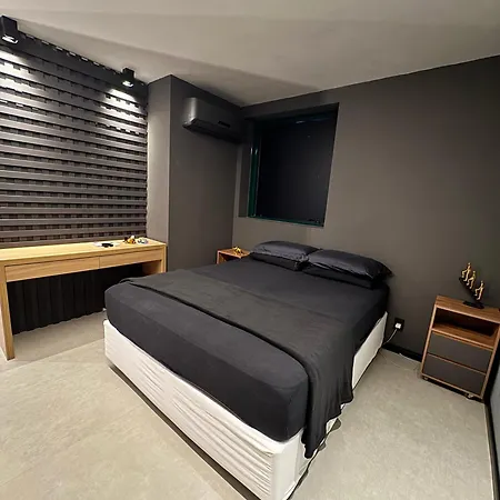 Apto Luxo Com Tela 75 De Cinema No Quarto-2